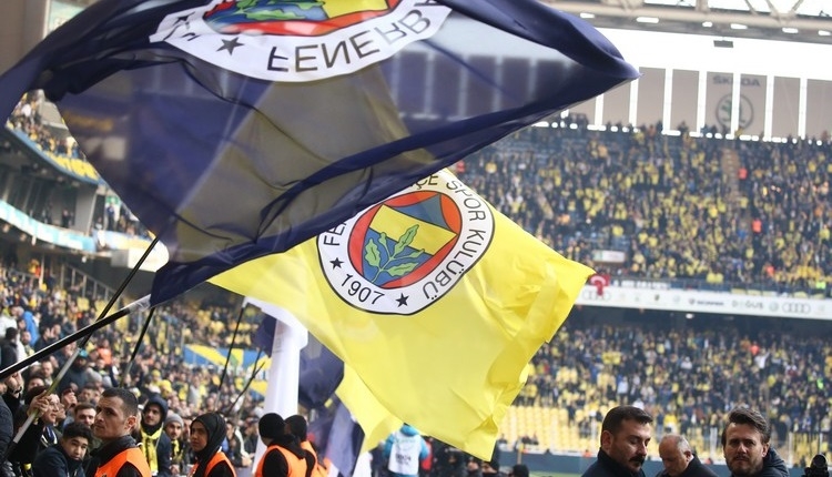 Tribünde dalgalanan sarı ve lacivert Fenerbahçe bayrakları